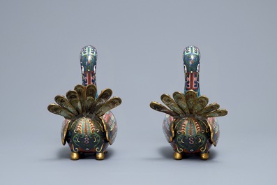 Une paire de br&ucirc;le-parfums en forme de paons en &eacute;maux cloisonn&eacute;s, Chine, 19&egrave;me