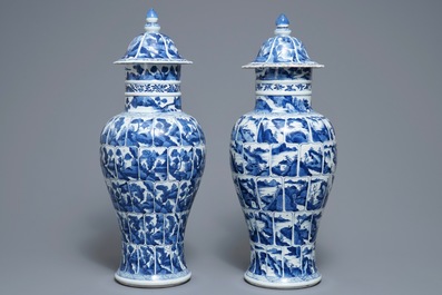Une paire de vases couverts en porcelaine de Chine bleu et blanc, Kangxi