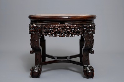 Un socle en bois sculpt&eacute;, marbre et incrustations de nacre, Chine, 19/20&egrave;me