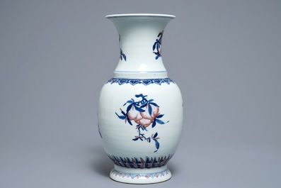Un vase en porcelaine de Chine bleu, blanc et rouge &agrave; d&eacute;cor 'sanduo', 19/20&egrave;me