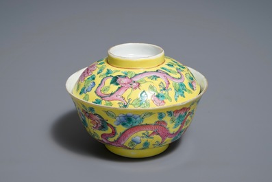 Een Chinese famille rose dekselkom voor de Straits of Peranakan markt, 19e eeuw