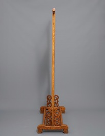 Deux barres portantes en bois sculpt&eacute;, Chine, 20&egrave;me