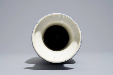 A Chinese monochrome blue rouleau vase, 19/20th C.