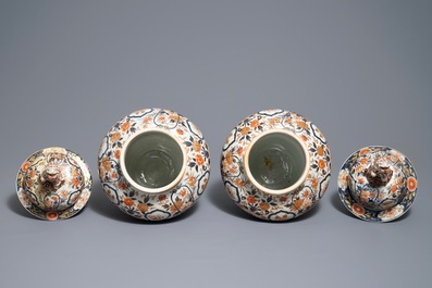 Une paire de vases couverts en porcelaine de Japon, Edo, 17&egrave;me