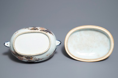 Une terrine couverte sur son support en porcelaine de Chine de style Imari, Qianlong