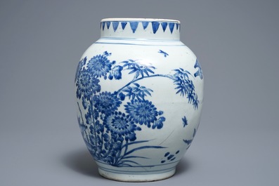 Un pot en porcelaine de Chine bleu et blanc, &eacute;poque Transition