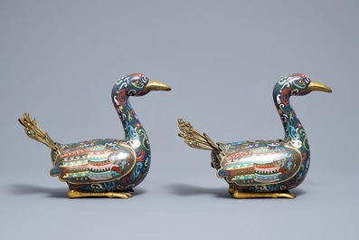 Une paire de br&ucirc;le-parfums en forme de paons en &eacute;maux cloisonn&eacute;s, Chine, 19&egrave;me