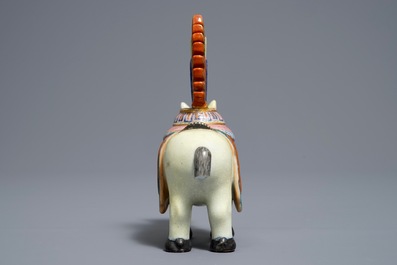 Un mod&egrave;le d'un cheval en porcelaine de Chine famille rose, Qianlong