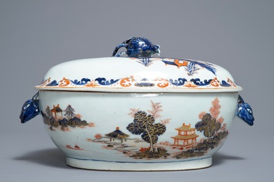 Une terrine couverte sur son support en porcelaine de Chine de style Imari, Qianlong