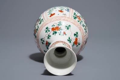 Een Chinese famille verte hookah-basis met floraal decor, Kangxi