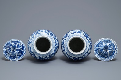 Une paire de vases couverts en porcelaine de Chine bleu et blanc, Kangxi