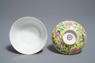 Een Chinese famille rose dekselkom voor de Straits of Peranakan markt, 19e eeuw