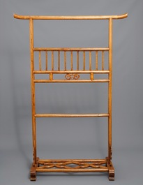Deux barres portantes en bois sculpt&eacute;, Chine, 20&egrave;me