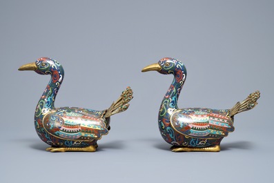 Une paire de br&ucirc;le-parfums en forme de paons en &eacute;maux cloisonn&eacute;s, Chine, 19&egrave;me