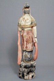 Une grande figure de Guanyin en bois sculpt&eacute; et polychrom&eacute;, Chine, 18/19&egrave;me