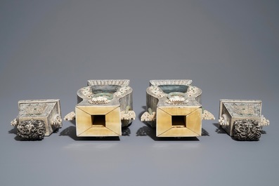 Une paire de grands vases couverts en ivoire, jade et os, Chine, vers 1940