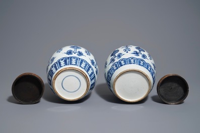 A pair of Chinese blue and white jars and wooden covers, 18/19th C.