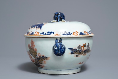 Une terrine couverte sur son support en porcelaine de Chine de style Imari, Qianlong