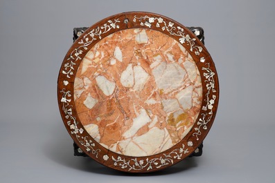 Un socle en bois sculpt&eacute;, marbre et incrustations de nacre, Chine, 19/20&egrave;me