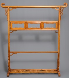 Deux barres portantes en bois sculpt&eacute;, Chine, 20&egrave;me