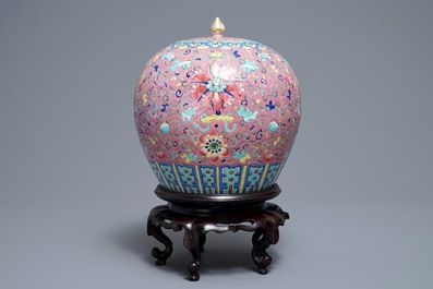 Un pot couvert en porcelaine de Chine famille rose, 19&egrave;me