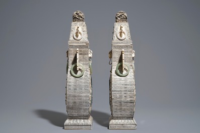 Une paire de grands vases couverts en ivoire, jade et os, Chine, vers 1940