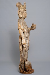 Een grote Chinese houten sculptuur van Guanyin, Ming