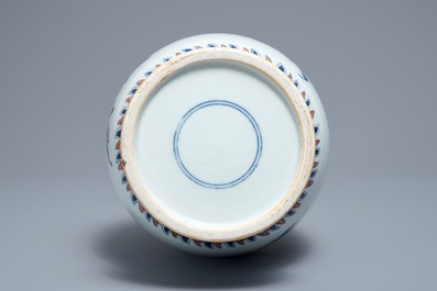 Un vase en porcelaine de Chine bleu, blanc et rouge &agrave; d&eacute;cor 'sanduo', 19/20&egrave;me