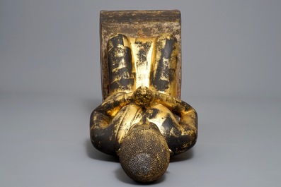 Een grote Tha&iuml;se verguld bronzen figuur van Moggallana, Ayutthaya periode, 17e eeuw