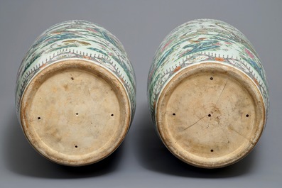 Une paire de grands vases en porcelaine de Chine famille rose, 19&egrave;me