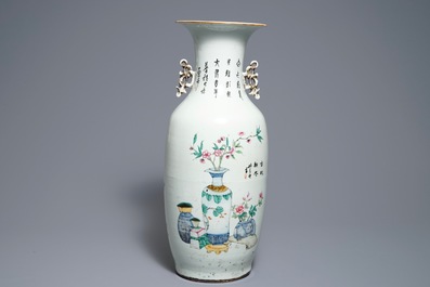 Un vase en porcelaine de Chine famille rose &agrave; double d&eacute;cor, 19/20&egrave;me