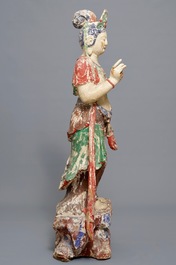 Une grande figure de Guanyin en bois sculpt&eacute; et polychrom&eacute;, Chine, 18/19&egrave;me