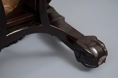 Un socle en bois sculpt&eacute;, marbre et incrustations de nacre, Chine, 19/20&egrave;me