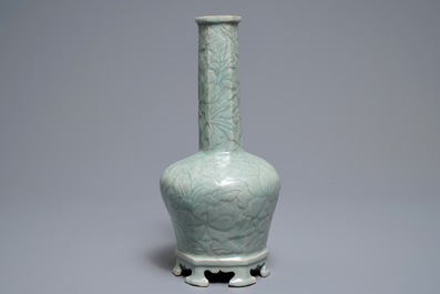 Un vase en porcelaine c&eacute;ladon &agrave; d&eacute;cor incis&eacute;, Cor&eacute;e, Goryeo ou apr&egrave;s