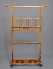 Deux barres portantes en bois sculpt&eacute;, Chine, 20&egrave;me
