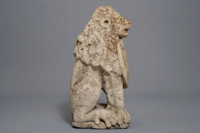 Un grand mod&egrave;le d'un lion tenant un bouclier, prob. Flandres, 17&egrave;me