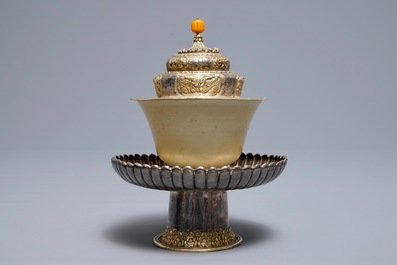 Un bol rituel en jade sur support en argent dor&eacute;, Tibet, 19&egrave;me