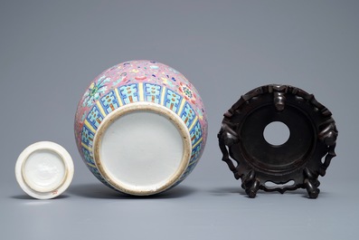 Un pot couvert en porcelaine de Chine famille rose, 19&egrave;me