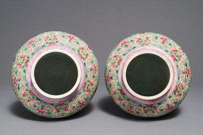 Une paire de vases couverts en porcelaine de Chine famille rose, marque de Qianlong, 19&egrave;me