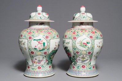 Une paire de vases couverts en porcelaine de Chine famille rose, marque de Qianlong, 19&egrave;me