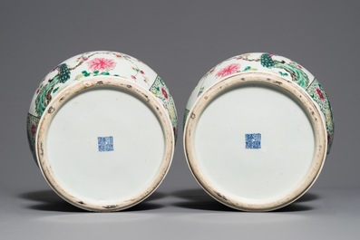 Une paire de vases couverts en porcelaine de Chine famille rose, marque de Qianlong, 19&egrave;me