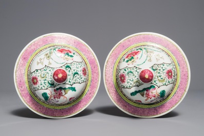 Une paire de vases couverts en porcelaine de Chine famille rose, marque de Qianlong, 19&egrave;me