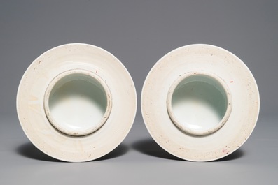 Une paire de vases couverts en porcelaine de Chine famille rose, marque de Qianlong, 19&egrave;me