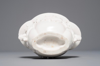 Een Chinese gelobde blanc de Chine twee-orige wijnkom, Kangxi