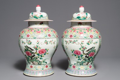 Une paire de vases couverts en porcelaine de Chine famille rose, marque de Qianlong, 19&egrave;me