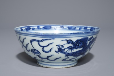 Un bol en porcelaine de Chine bleu et blanc &agrave; d&eacute;cor de 'dragon et ph&eacute;nix' , Wanli