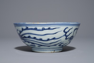 Un bol en porcelaine de Chine bleu et blanc &agrave; d&eacute;cor de 'dragon et ph&eacute;nix' , Wanli