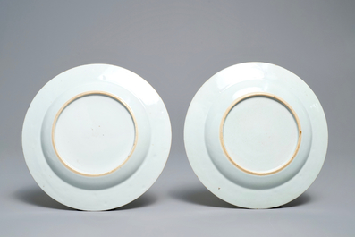 Une paire d'assiettes en porcelaine de Chine famille verte, Qianlong