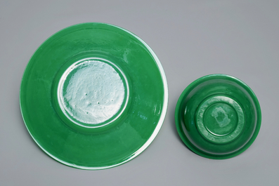 Een groene Chinese kom met onderschotel in Peking glas, 19/20e eeuw