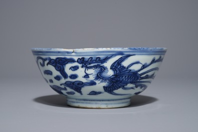 Un bol en porcelaine de Chine bleu et blanc &agrave; d&eacute;cor de 'dragon et ph&eacute;nix' , Wanli
